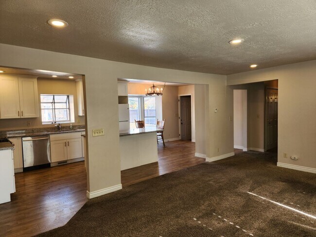 Building Photo - Spacious 5 Bd 2.5 Bath Home in Millcreek