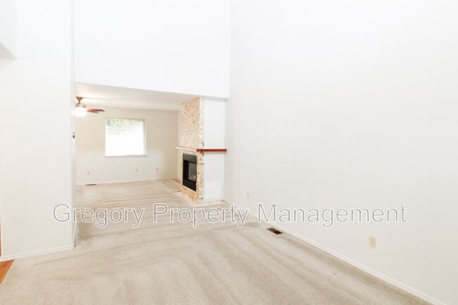 Building Photo - 2000 Village Green Dr