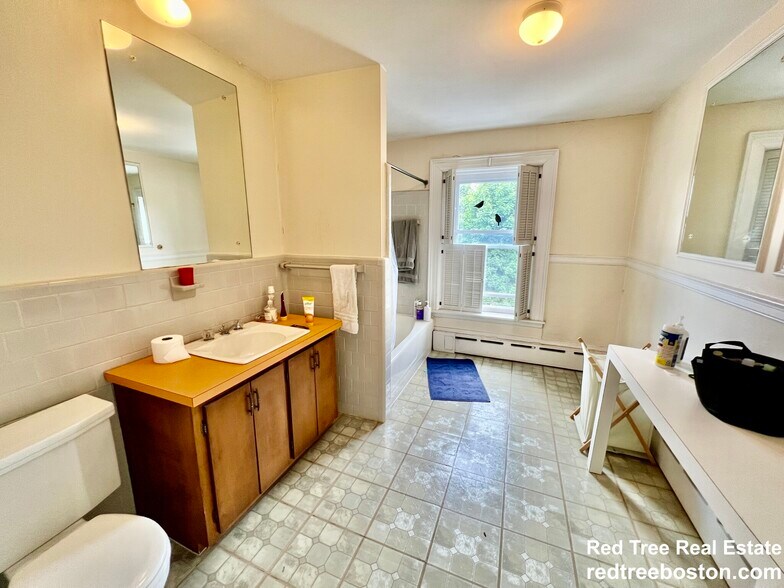 Building Photo - 1712 Beacon St