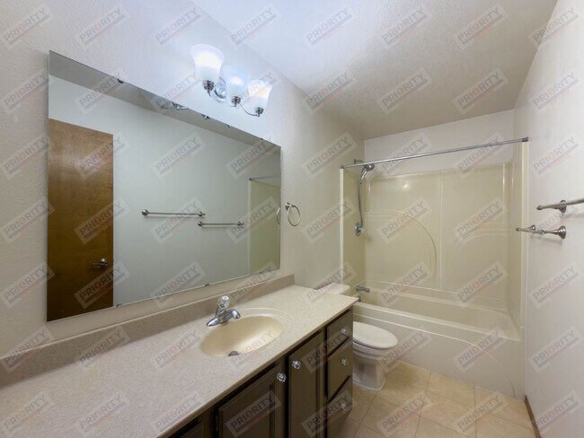 Building Photo - 3 bedroom, 2.5 bath Single-Family Home