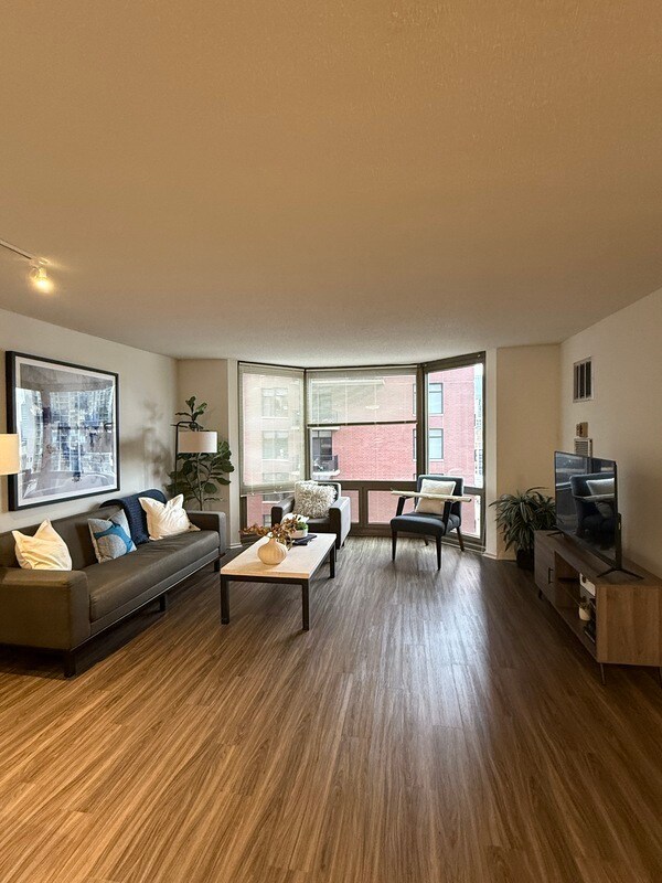 Building Photo - 1125 N Dearborn St