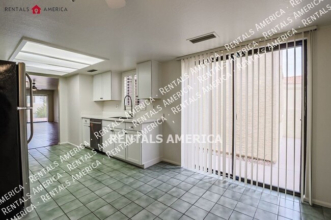 Building Photo - Updated & Lovely 2 Bed 2 Bath w/  2 Car Ga...