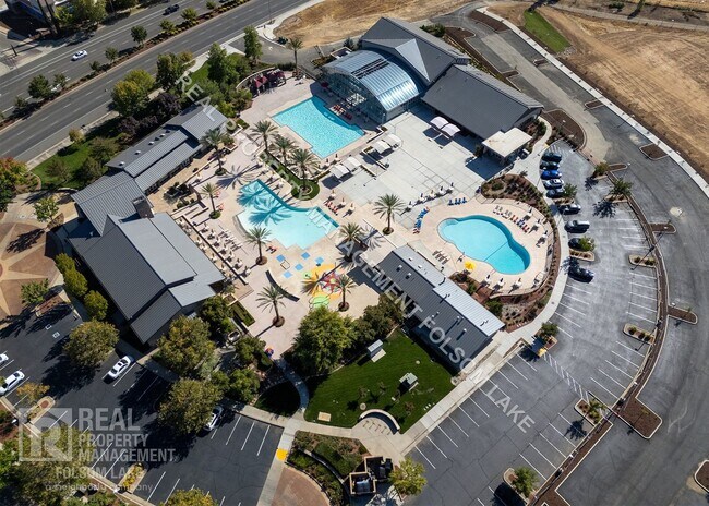 Building Photo - Lincoln Crossing Gated Community 3-Bedroom...