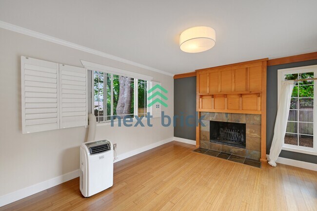 Building Photo - "Charming 3-Bedroom Bellevue Retreat: Cozy Comfort & Ideal Location!"