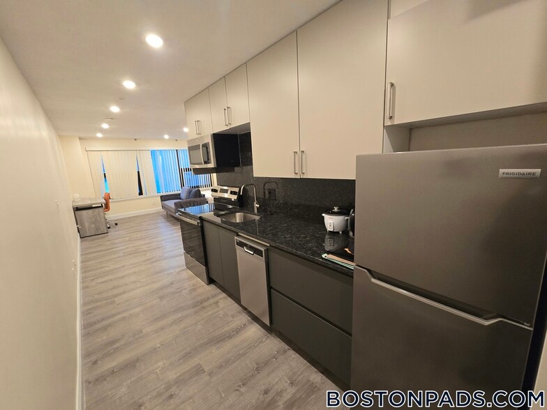 Building Photo - 1028a Commonwealth Ave