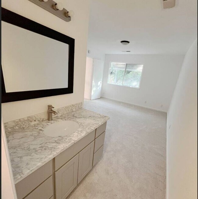 Building Photo - Virginia Hills-3 BR, 2.5 Bath Townhome wit...