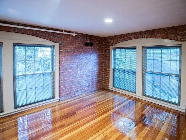 Building Photo - 6 B School St