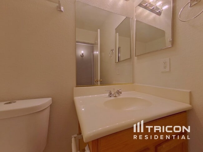 Building Photo - 16085 W Kendall St