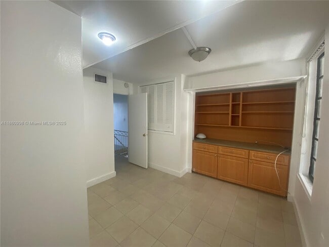 Building Photo - 7899 NE Bayshore Ct