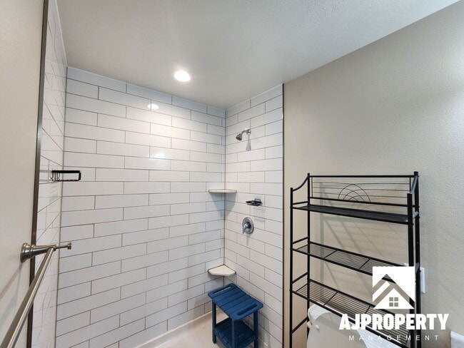 Building Photo - 3-bedroom 2-bathroom townhome