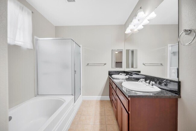 Building Photo - Townhouse - Beautiful 4bdrm, 3 bath - Rocklin