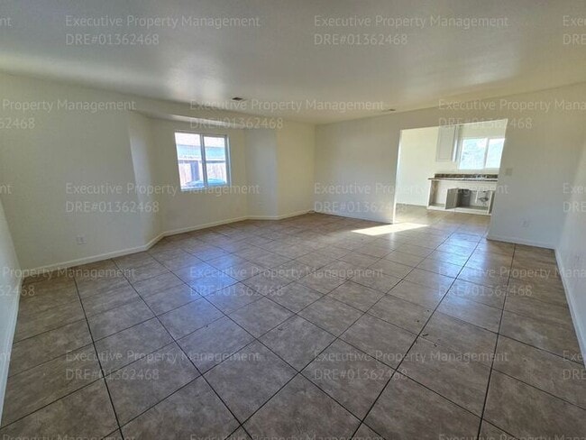 Building Photo - 3 bedroom/ 2 bathroom home