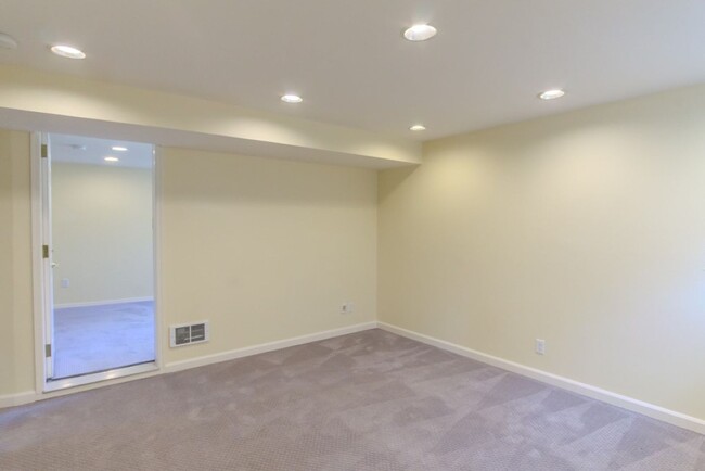 Building Photo - 3Bd/1.75Ba Seattle House