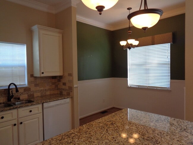 Building Photo - Spacious 2 story with double garage in Jam...