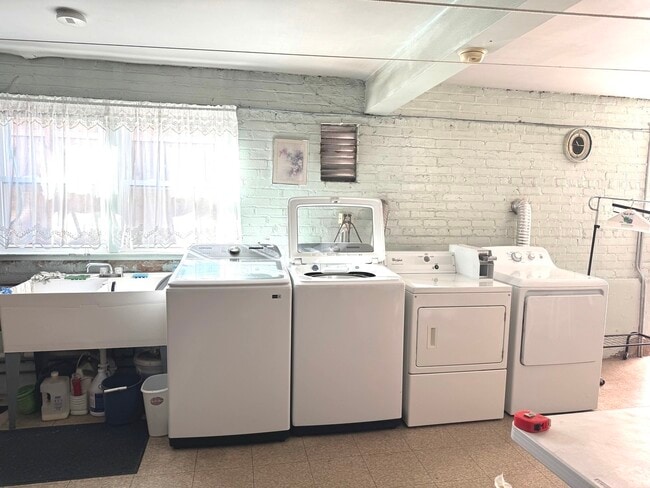 Building Photo - 2800 N 72Nd Ct