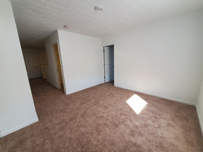 Building Photo - 15 Clinchfield Ct