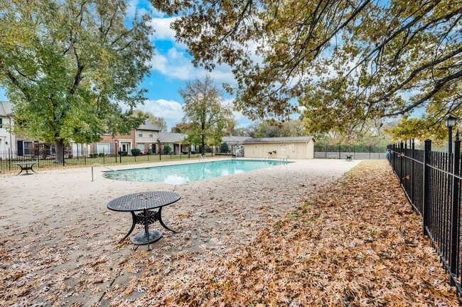 Building Photo - Awesome 2BE/BA townhouse in Bellevue!