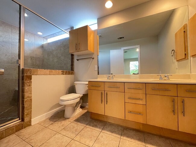 Building Photo - Dallas 3 story Loft