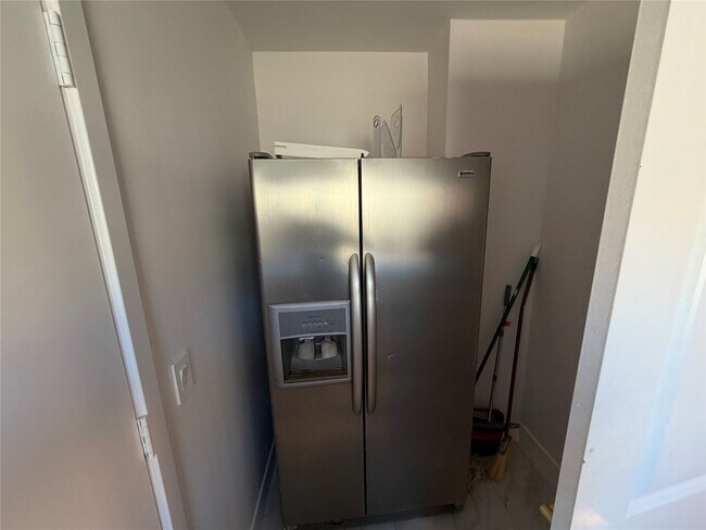 Building Photo - 2218 Round Lake Dr