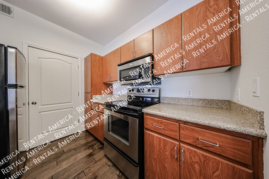 Building Photo - 5302 E Van Buren St