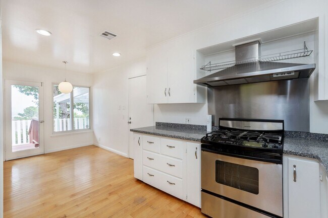 Building Photo - 3 Bed / 3 Bath + Bonus room pet friendly M...