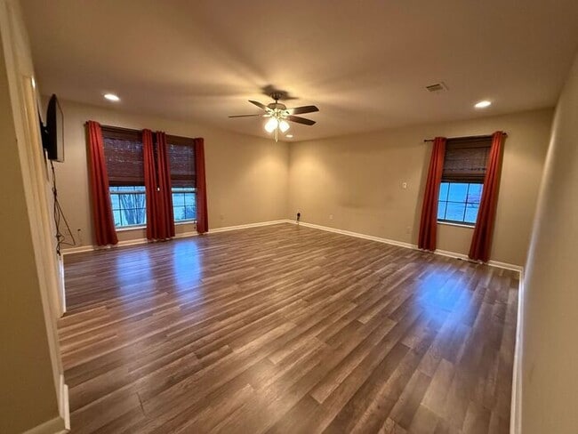 Building Photo - Pensacola - 32526- 4 bedroom, 2 bathroom - pool and lawn care included