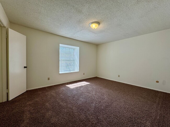 Building Photo - Townhome