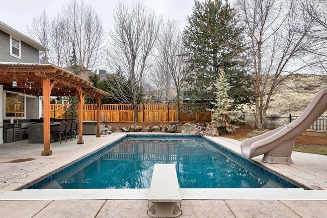 Building Photo - Beautiful home perfect for entertaining