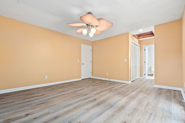 Building Photo - 4Bed/2Bath Available!