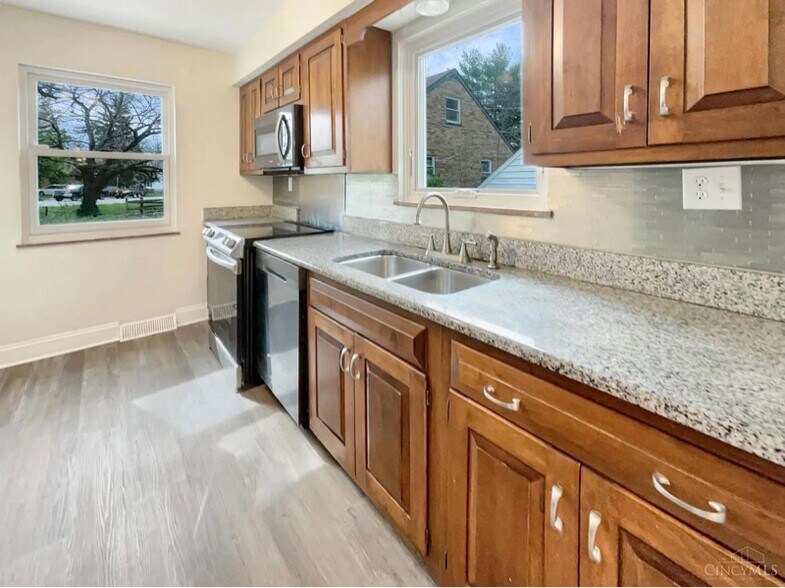 Building Photo - 7046 Beechmont Ave