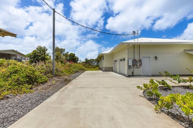 Building Photo - 1932 Kaumana Dr