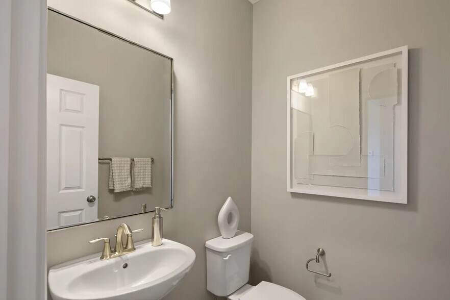 Building Photo - 5567 Eagle Ct