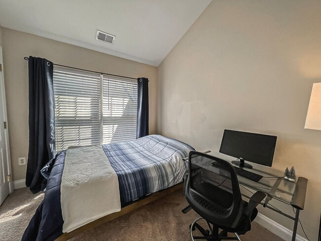 Building Photo - Lovely Tri-Level 3 Bedroom 2 Bathroom And ...