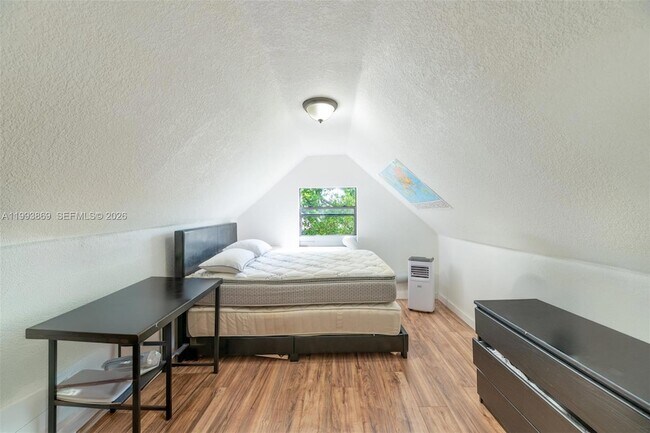 Building Photo - 1238 NE 112th St