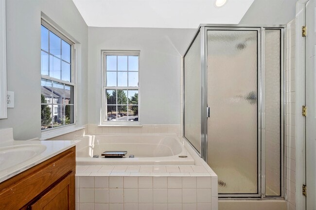 Building Photo - Fantastic End Unit Townhouse For Lease