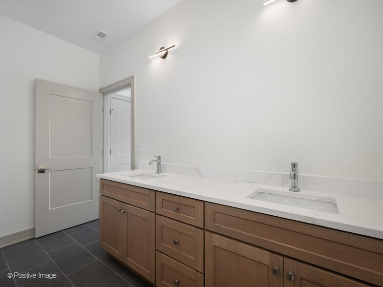 Building Photo - 3202 N Racine Ave