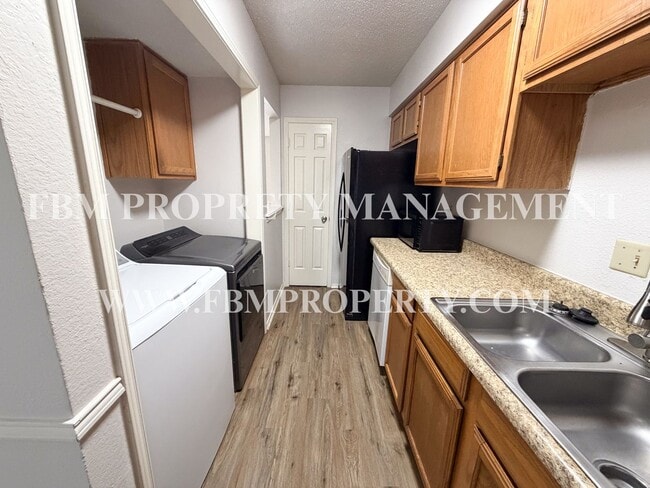 Building Photo - 221 Highland Ave