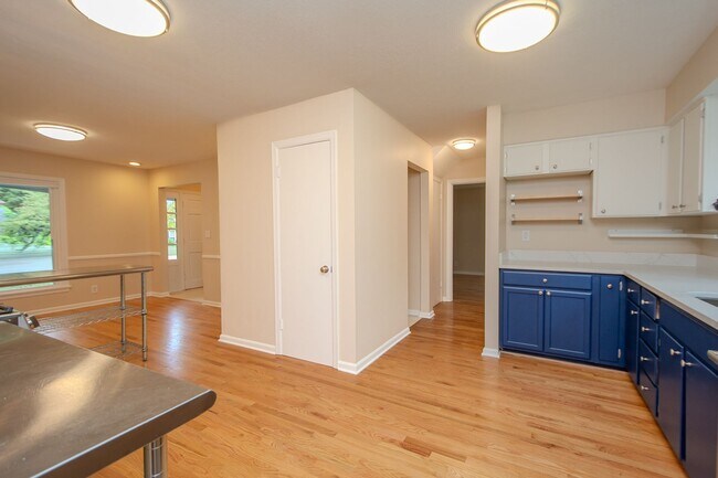 Building Photo - Recently Updated! 4 Bed/2.5 bath