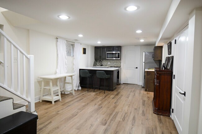 Building Photo - 4947 W Parker Ave