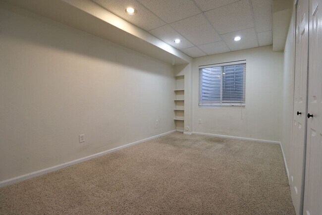Building Photo - Beautiful Updated Town Home in Fort Collins