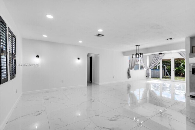 Building Photo - 8440 NW 11th Ct