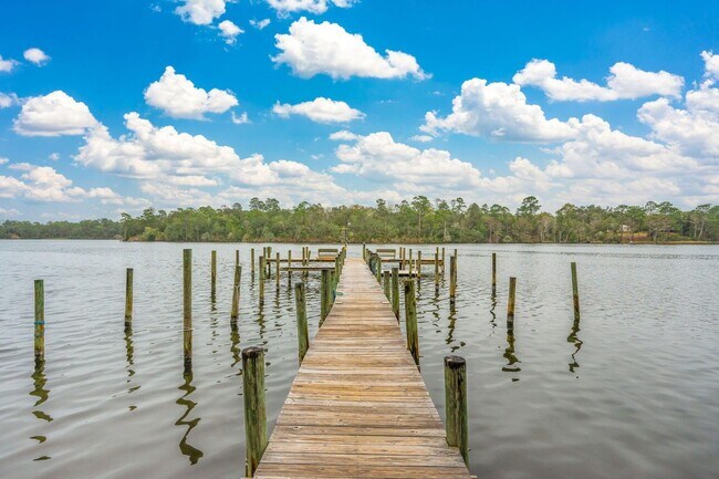 Building Photo - Enjoy resort-style amenities with this rental!