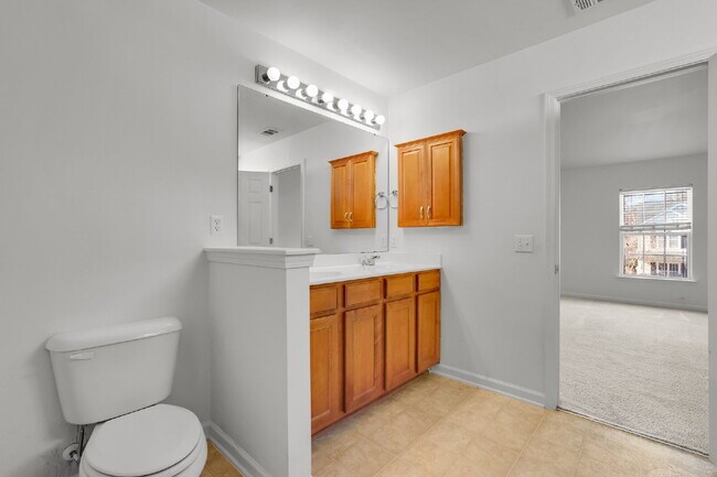 Building Photo - 3 Bedroom 2.5 bath home with 2 car garage located in Shadow Moss