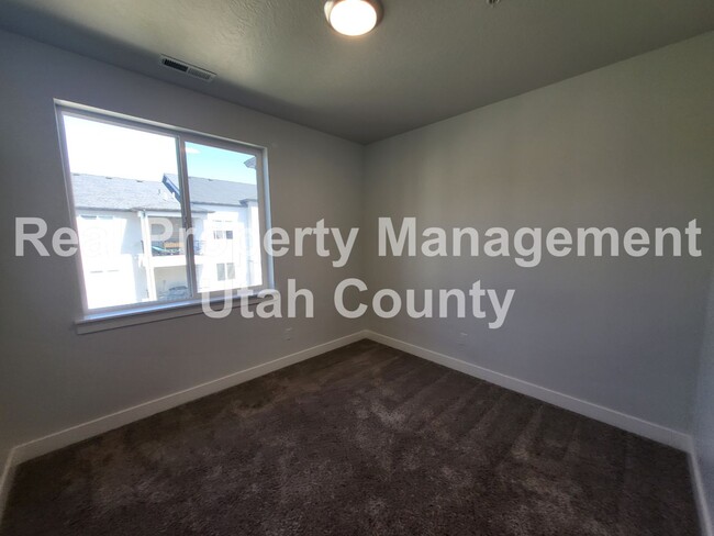 Building Photo - Small Pet Friendly Lehi Condo