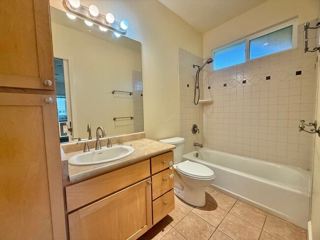 Building Photo - 1 Bedroom / 1 Bathroom House in Waiolani Mauka!