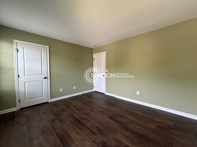 Building Photo - Updated 3 Bedroom Townhome in Bryant Park