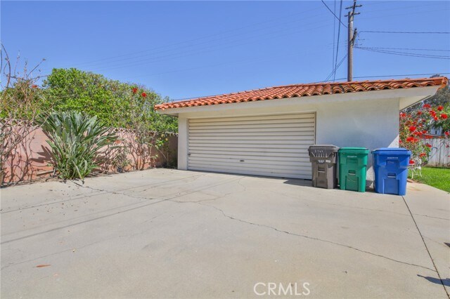 Building Photo - 3744 Pine Ave