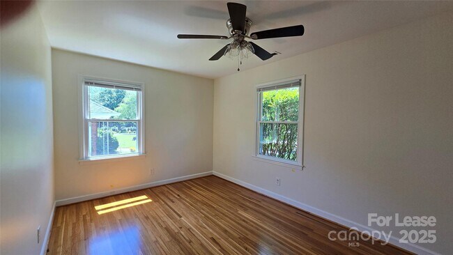 Building Photo - 9124 Sandburg Ave