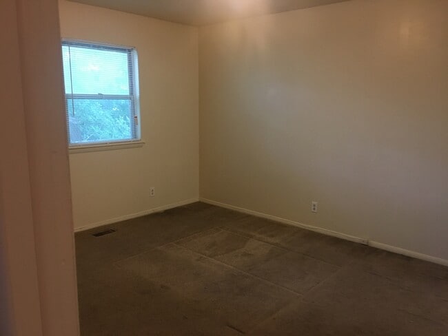 Building Photo - 3 Bedroom 2 Bath Duplex
