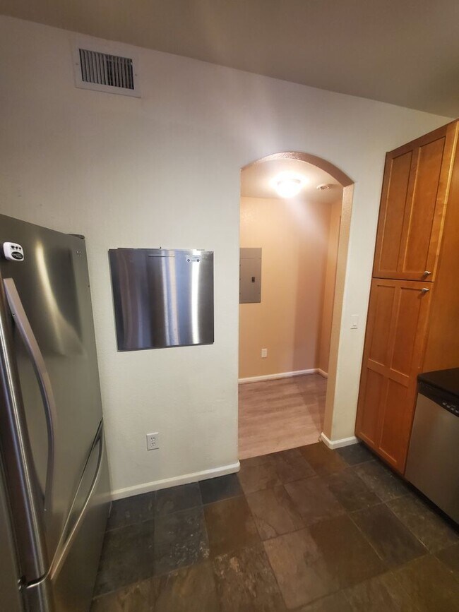 Building Photo - Spacious 2B/2B Main Level Condo With Garage NOW AVAILABLE